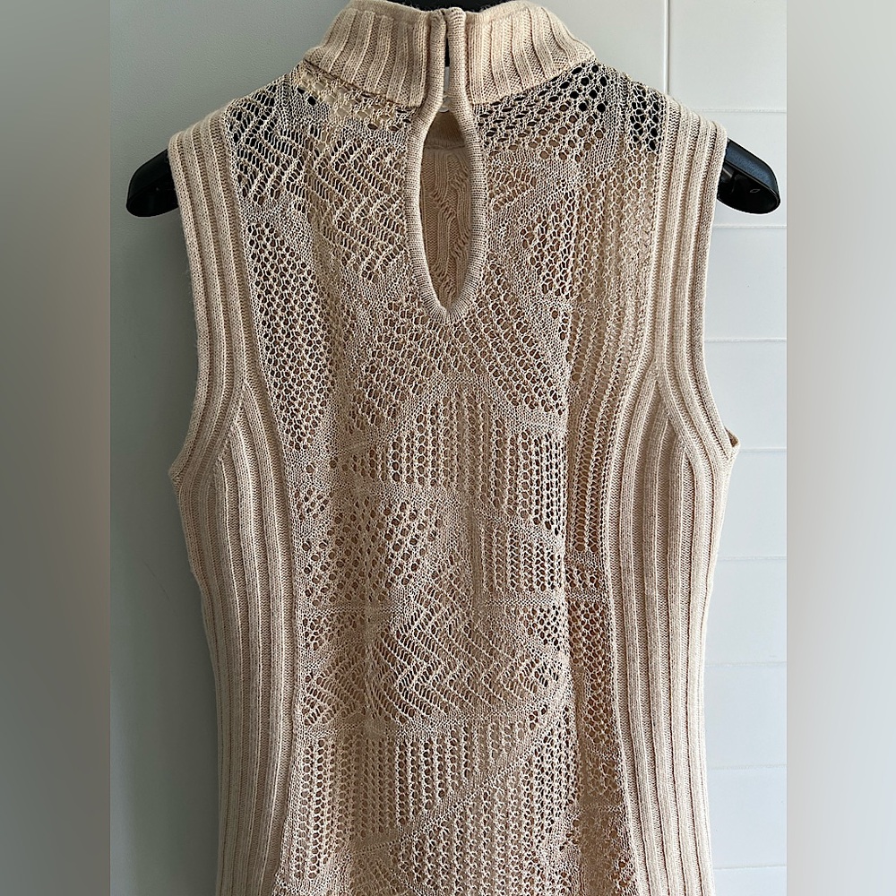 ESCADA SILK/CASHMERE ECRU TOP WITH SILK CROCHETED PANEL BACK! Size 34 US 4/6.